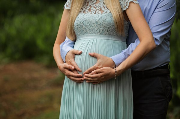 Robe de grossesse pour cérémonie : élégance et confort réunis